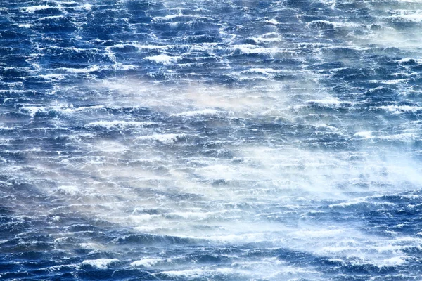 Mer enragée avec des vagues furieuses — Photo