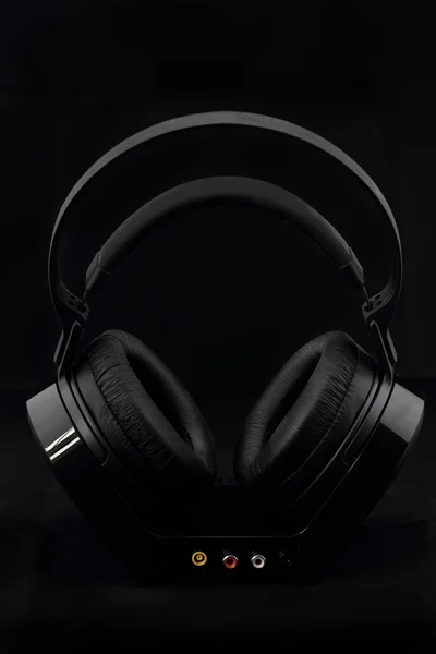Słuchawki na czarnym tle — Zdjęcie stockowe