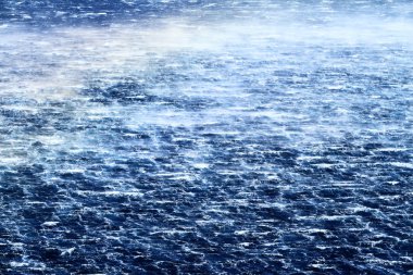 öfkeli dalgaları ile şiddetli deniz