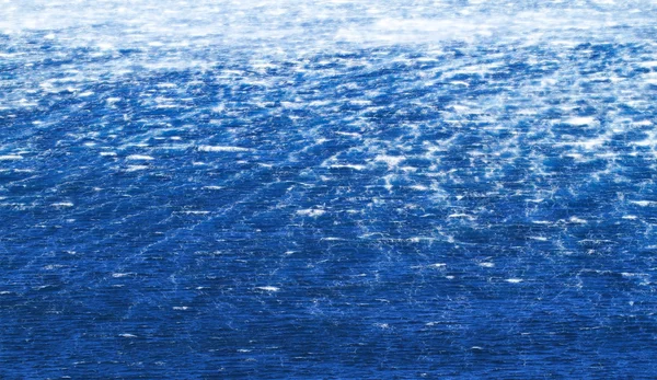 Бушующее море с бешеными волнами — стоковое фото