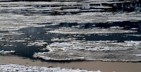 Zimą zamarznięta rzeka — Zdjęcie stockowe