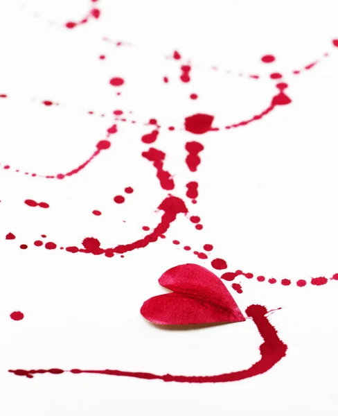 Papper hjärta och röda stänk — Stockfoto