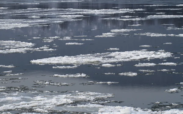 Rivière gelée en hiver — Photo