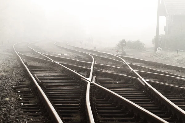 Ferrocarril en la niebla — Foto de Stock