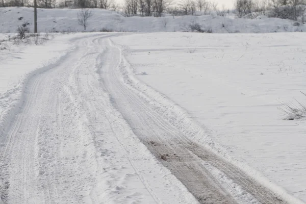 Las huellas de las ruedas sobre la nieve —  Fotos de Stock