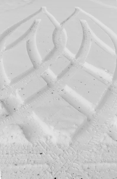 Отпечатки колес на снегу — стоковое фото