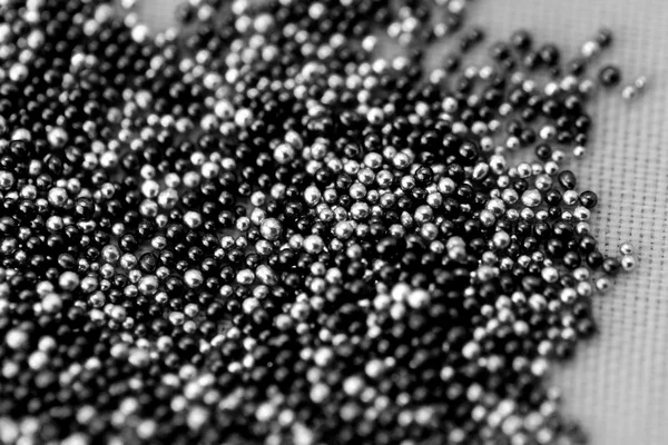 Pilha de prata e bolas pretas — Fotografia de Stock