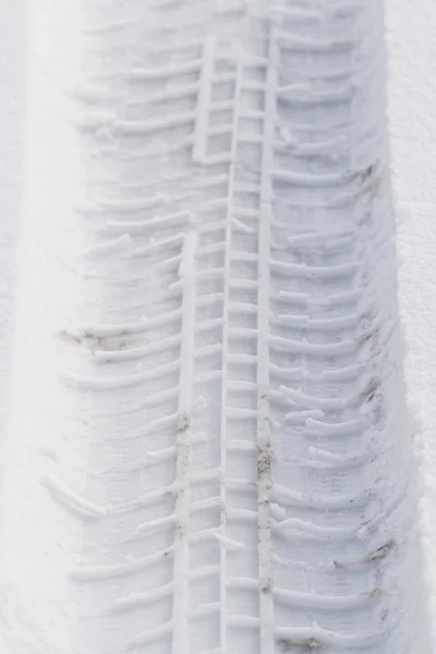 Las huellas de las ruedas sobre la nieve —  Fotos de Stock