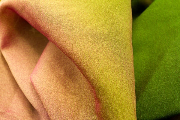 Розовый и зеленый атласный текстиль — стоковое фото