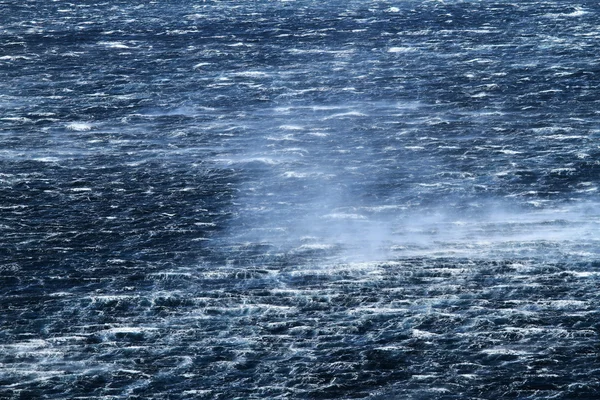 Бушующее море с бешеными волнами — стоковое фото