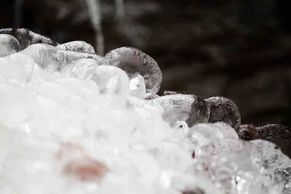 Eiszapfen auf dunklem Hintergrund — Stockfoto