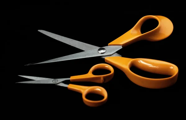 Dwie pary nożyczek żółty — Zdjęcie stockowe