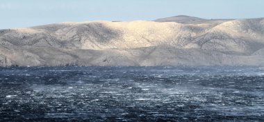 öfkeli dalgaları ile şiddetli deniz