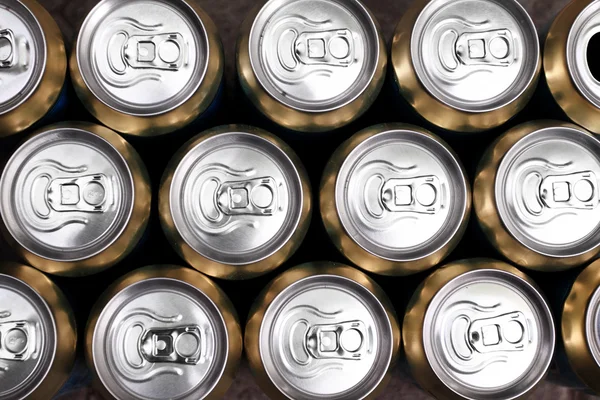 Muitas latas de bebida fecham. — Fotografia de Stock