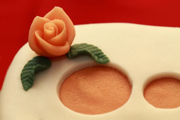 Tårta med marsipan rosor — Stockfoto