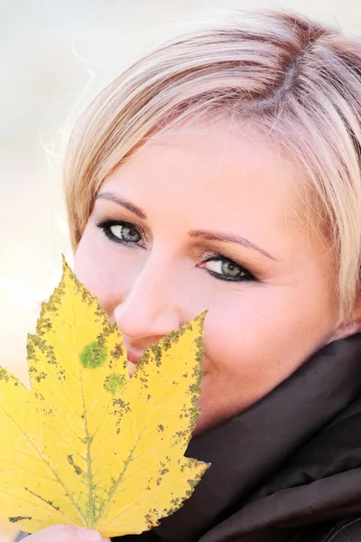 Young woman with autumn leaves — Stock Photo, Image