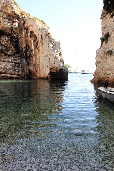 Bucht von Stiniva gegenüber der Insel — Stockfoto