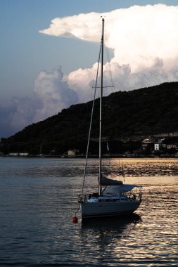 Tekneyle gün batımı