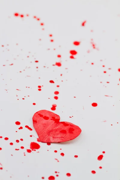 Papier coeur et éclaboussures rouges — Photo