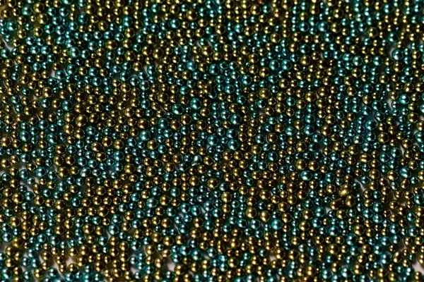 Куча желтых и синих шариков — стоковое фото