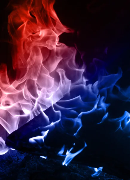 Синее и красное пламя — стоковое фото