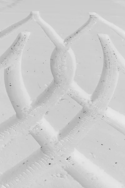 Las huellas de las ruedas sobre la nieve —  Fotos de Stock
