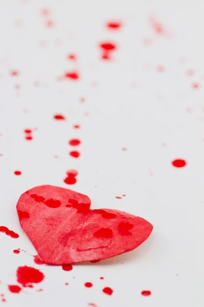 Papírové srdce a červené šplouchá — Stock fotografie