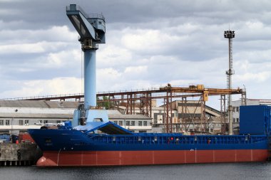 Kargo gemisi, konteynerler ve vinç