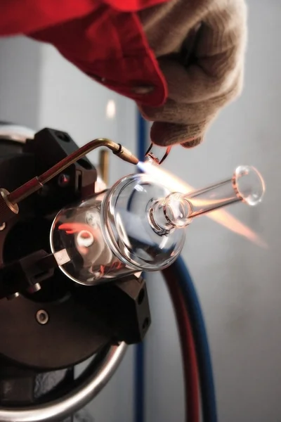 Pièce de verre fondue par une flamme — Photo