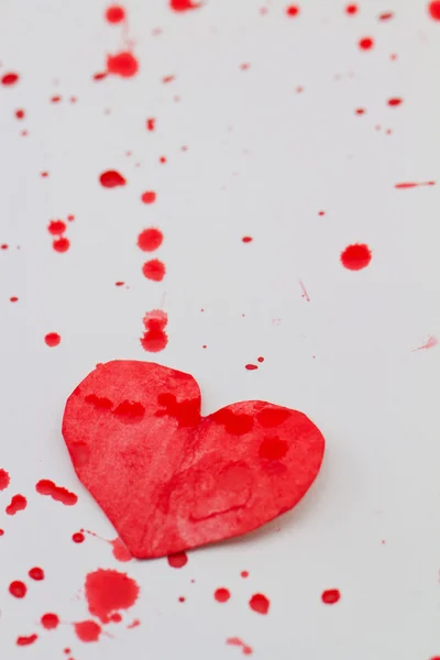 Corazón de papel y salpicaduras rojas —  Fotos de Stock