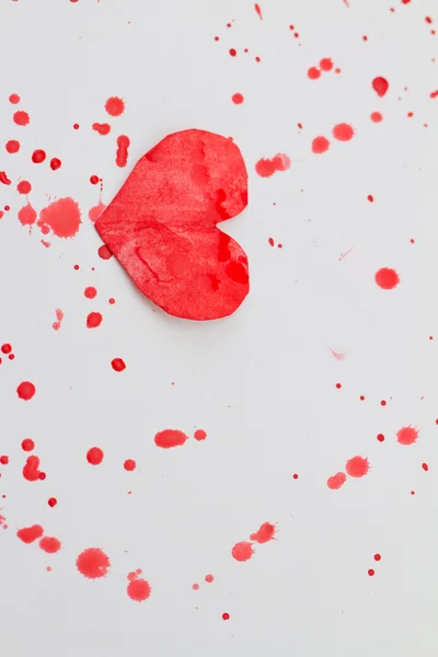 Бумажное сердце и красные брызги — стоковое фото