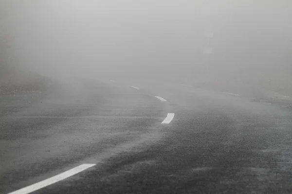 Route dans le brouillard — Photo