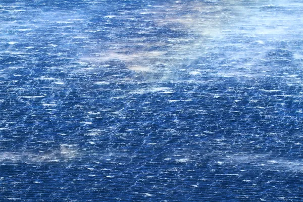 Mer enragée avec des vagues furieuses — Photo