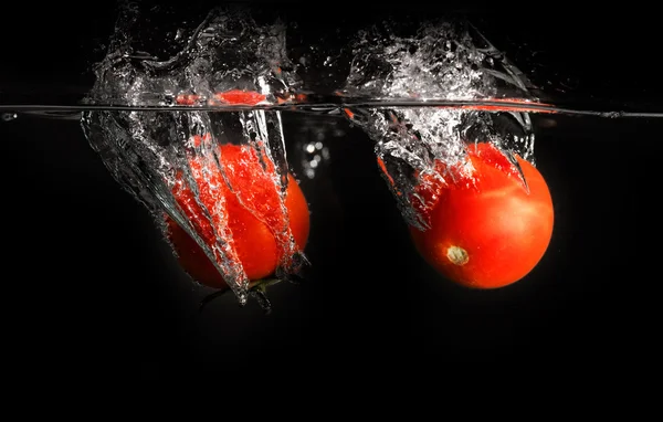 Tomate fraîche tombée dans l'eau — Photo