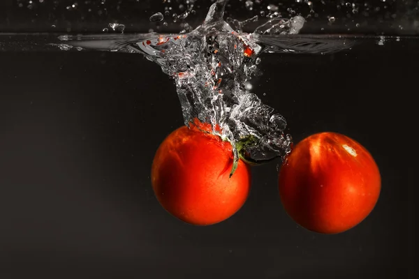 Tomate fresco caiu na água — Fotografia de Stock