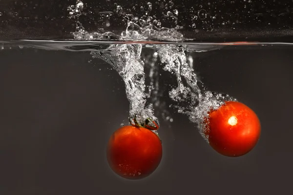 Tomate fraîche tombée dans l'eau — Photo