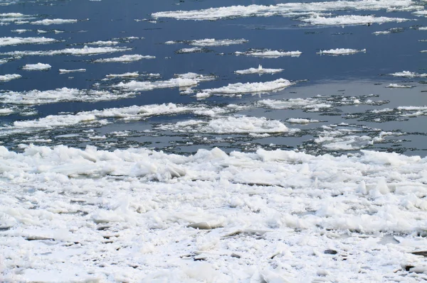 Río congelado en invierno —  Fotos de Stock