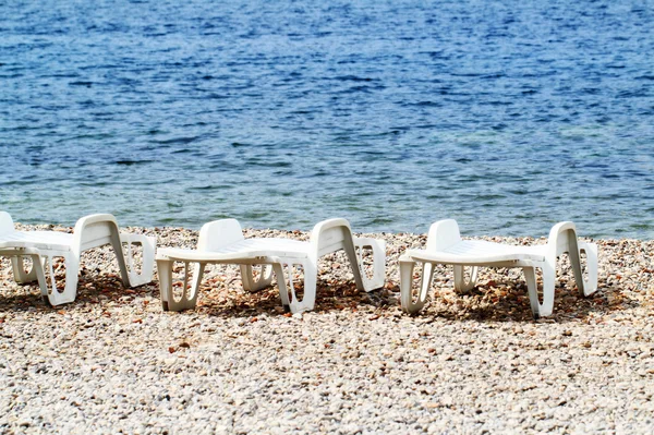 Plaststolar på en vacker strand — 图库照片