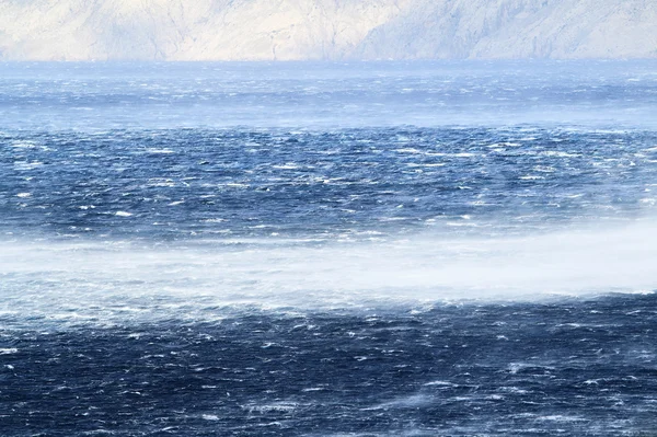 Mer enragée avec des vagues furieuses — Photo