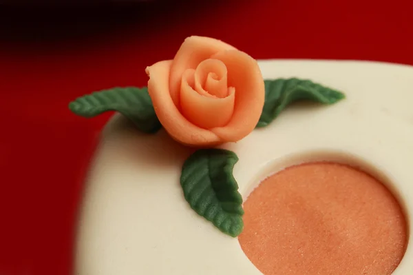 Bolo com rosas de maçapão — Fotografia de Stock