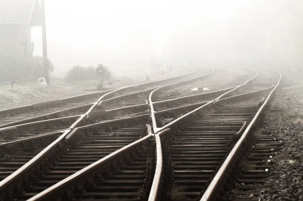 Ferrocarril en la niebla — Foto de Stock