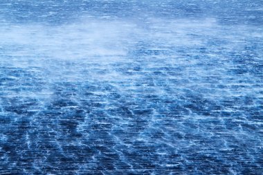 öfkeli dalgaları ile şiddetli deniz