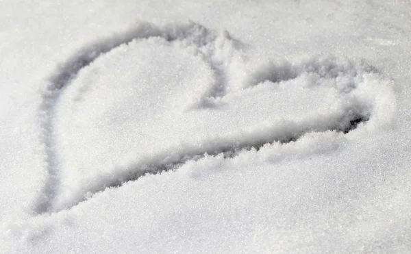 Vit snö med drunknande hjärtform — Stockfoto