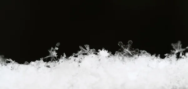 白い雪で雪の結晶 — ストック写真