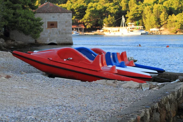 Pedalo rosso in Croazia Isola di Vis — Foto Stock