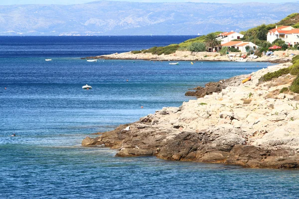 Türkisfarbenes Meer in Kroatien gegenüber der Insel — Stockfoto