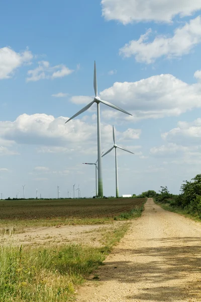 Molino de viento en llanuras — Foto de Stock