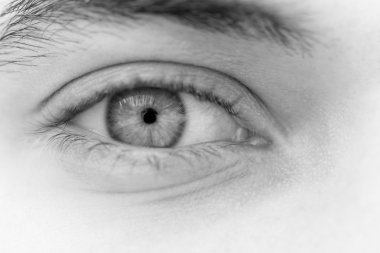 genç adamın gözleri