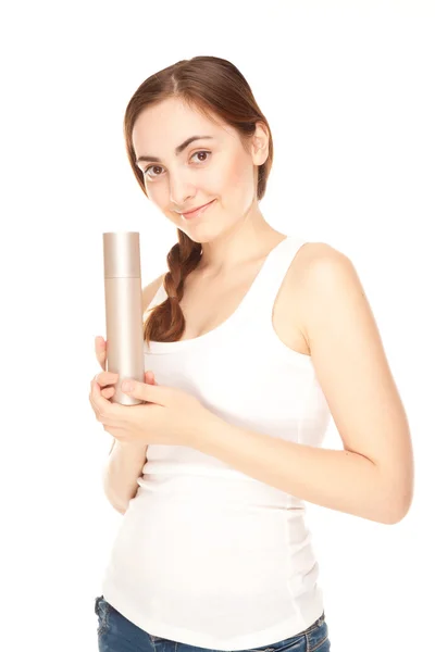 Mulher bonita com uma garrafa de um creme isolado — Fotografia de Stock