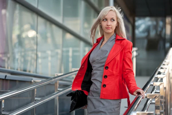 Mooie vrouw in rode jas — Stockfoto